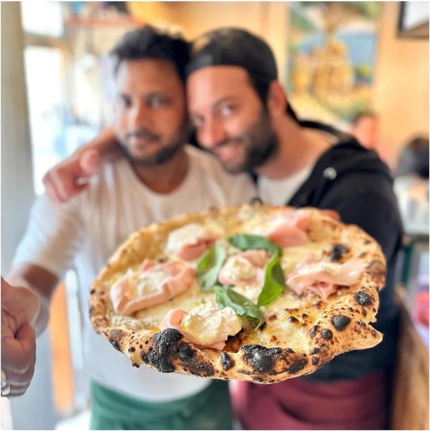 Davide et Gianpaolo présentent une pizza
